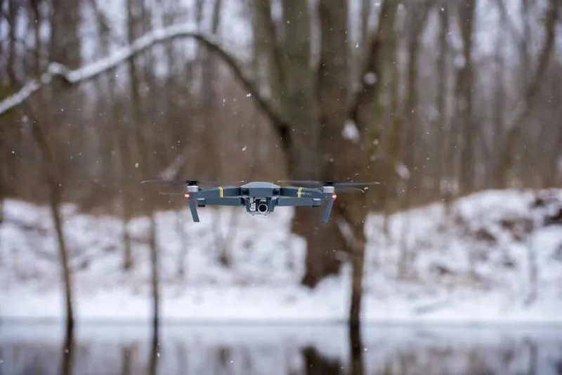 Czy dron może latać nad prywatną posesją? Oto, co musisz wiedzieć