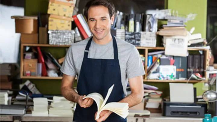 Czym zajmuje się operator maszyn introligatorskich? Odkryj tajniki jego pracy