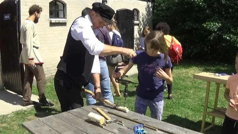 Dlaczego maszyna plącze nitkę od spodu i jak to naprawić