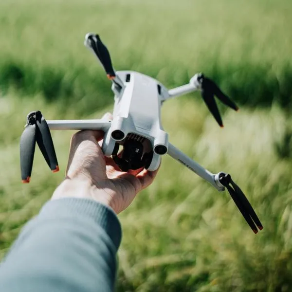 Gdzie można latać dronem bez licencji? Sprawdź najlepsze lokalizacje w Polsce!