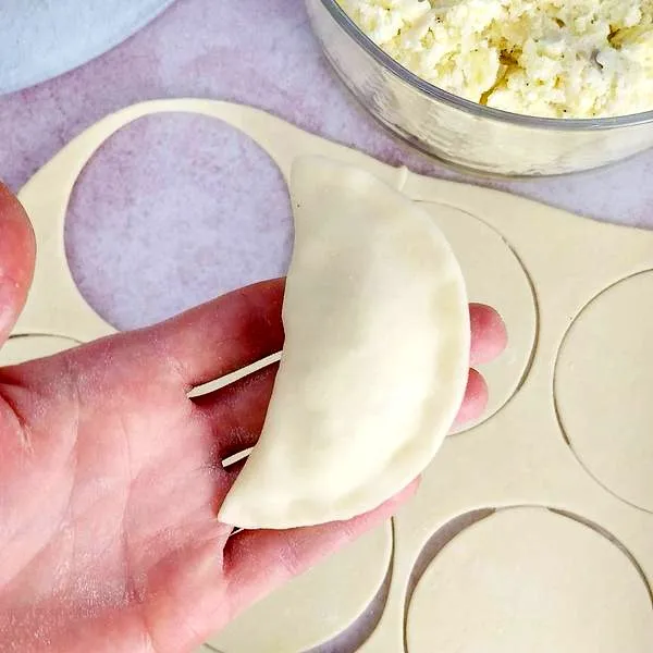 Jak w prosty sposób przygotować ciasto na pierogi w robocie?