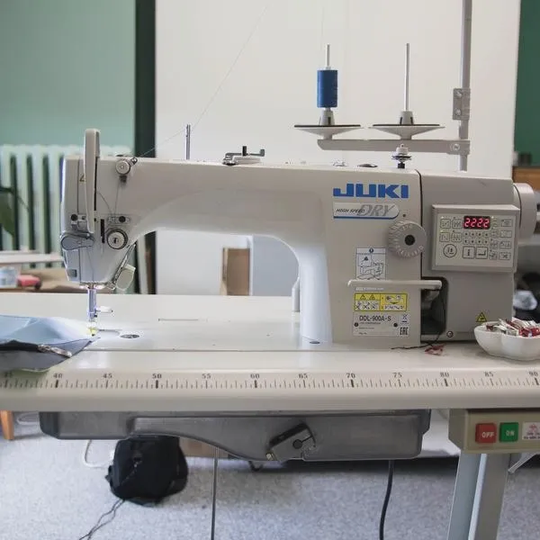 Jaka maszyna do szycia jeansu? Wybierz model do grubych materiałów