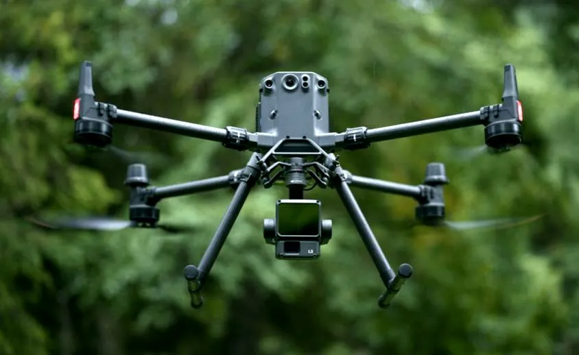 Jakim dronem latać bez uprawnień? Przewodnik dla początkujących pilotażów