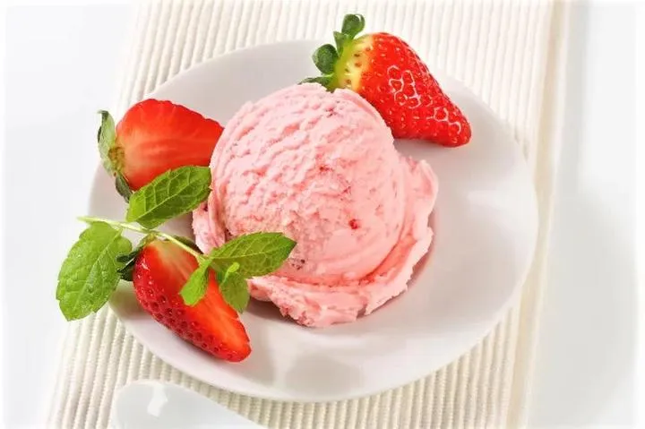 Pyszne truskawkowe lody, które zrobisz bez maszyny – odkryj prosty przepis!