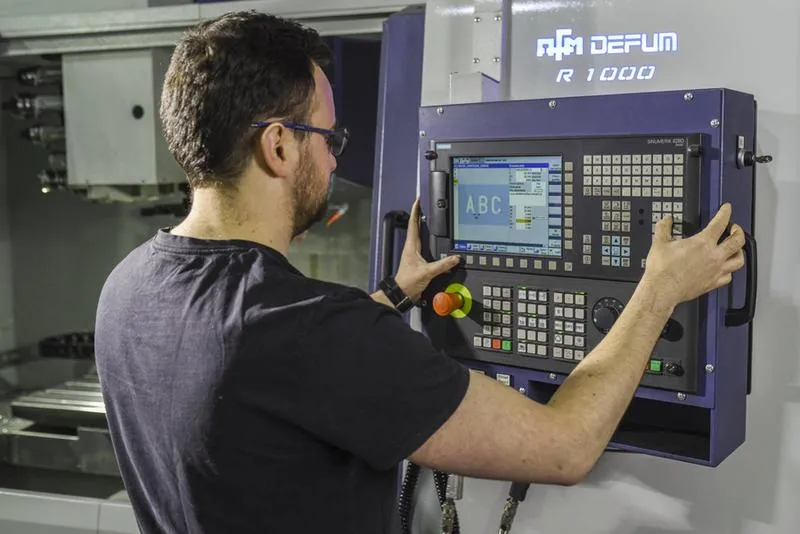 Programista maszyn CNC